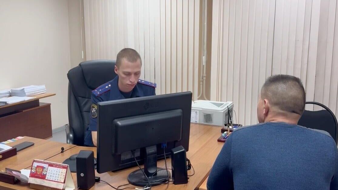 Сотрудник Следственного комитета допрашивает владельца магазина в Красноярском крае, где отравили семью