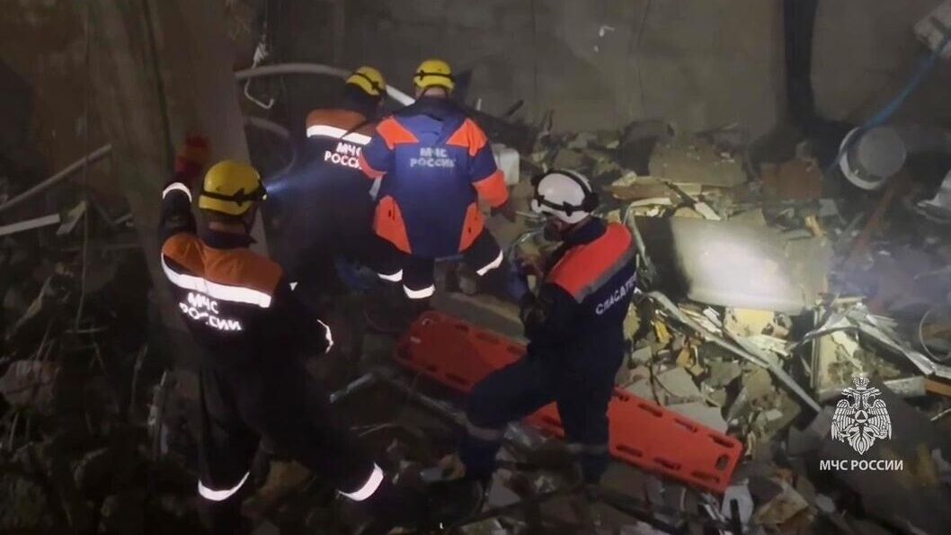 Сотрудники спасательной службы МЧС России работают на месте взрыва на АЗС в Махачкале