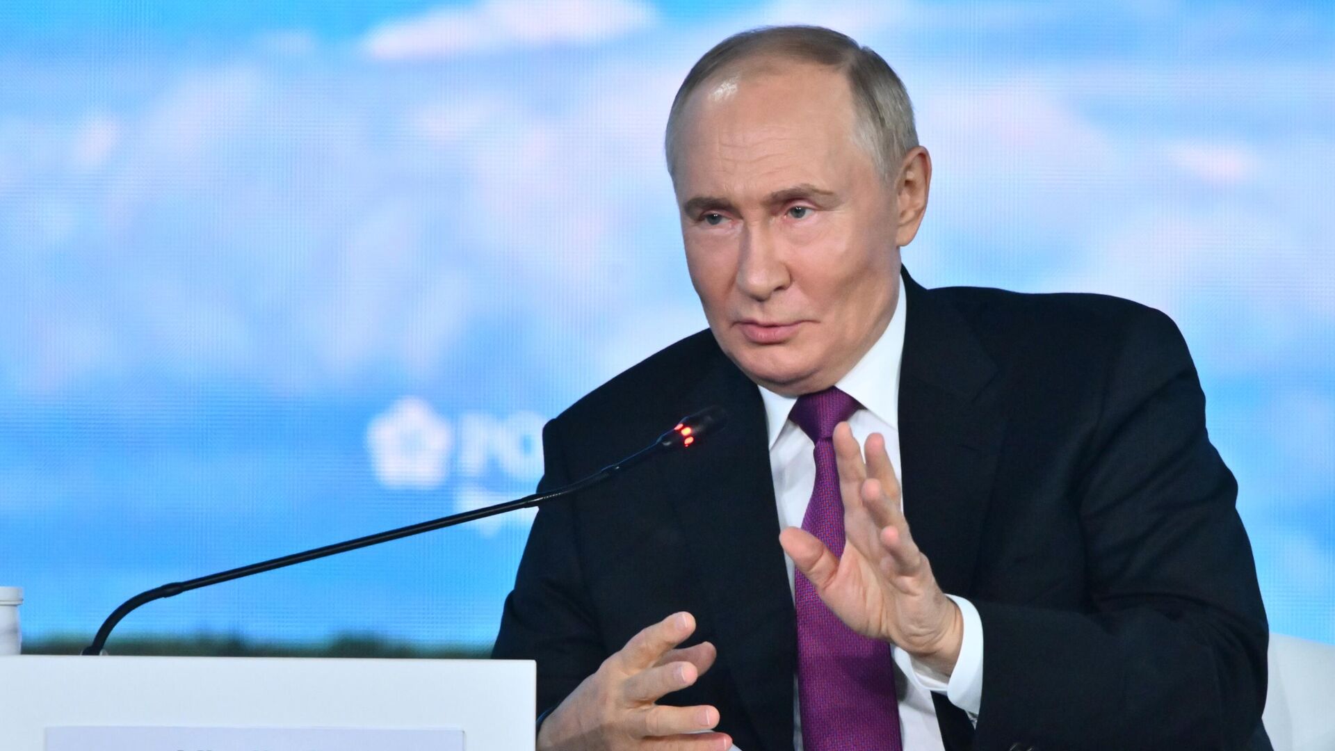 Президент России Владимир Путин на пленарном заседании VIII Восточного экономического форума