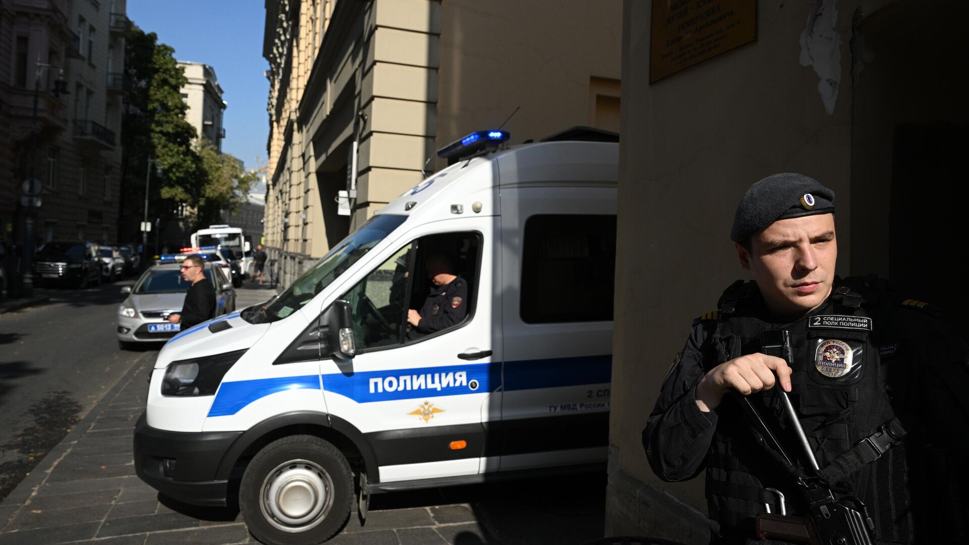 Сотрудники полиции в офисе Wildberries в Москве