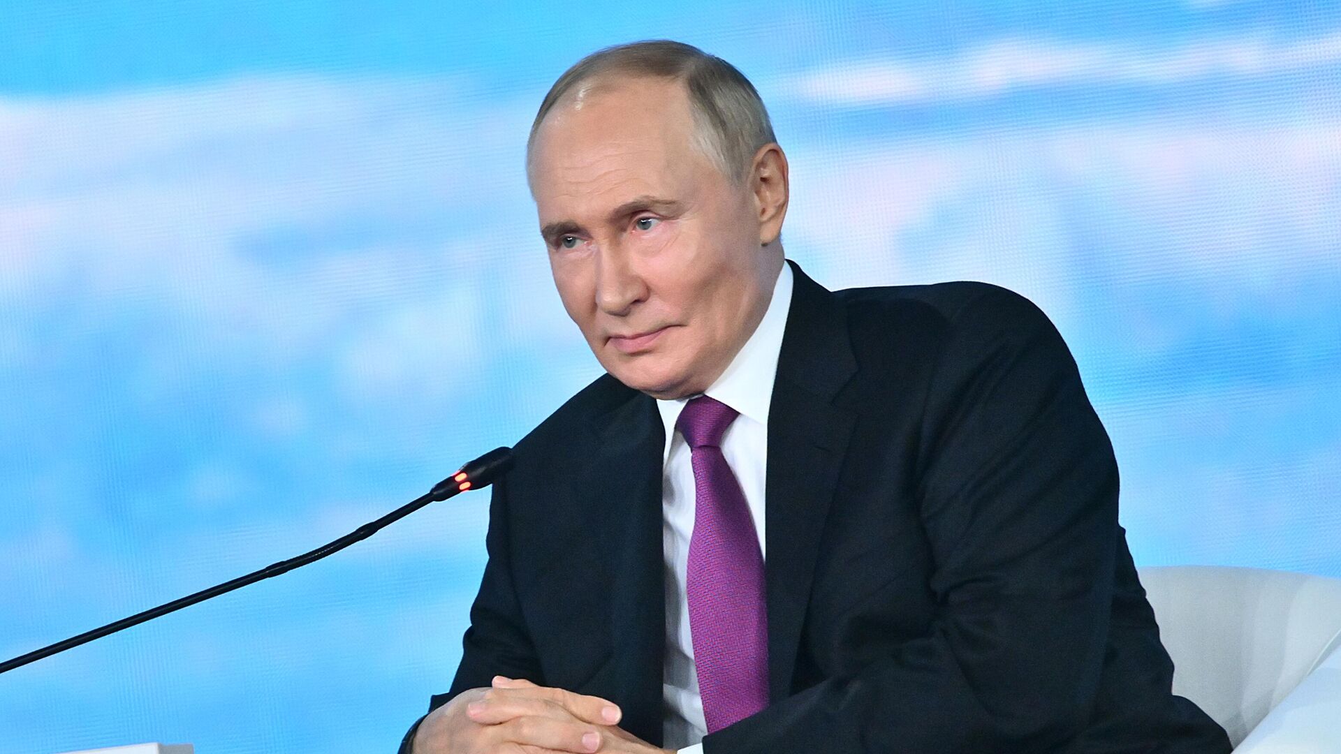 Президент России Владимир Путин на пленарном заседании Восточного экономического форума