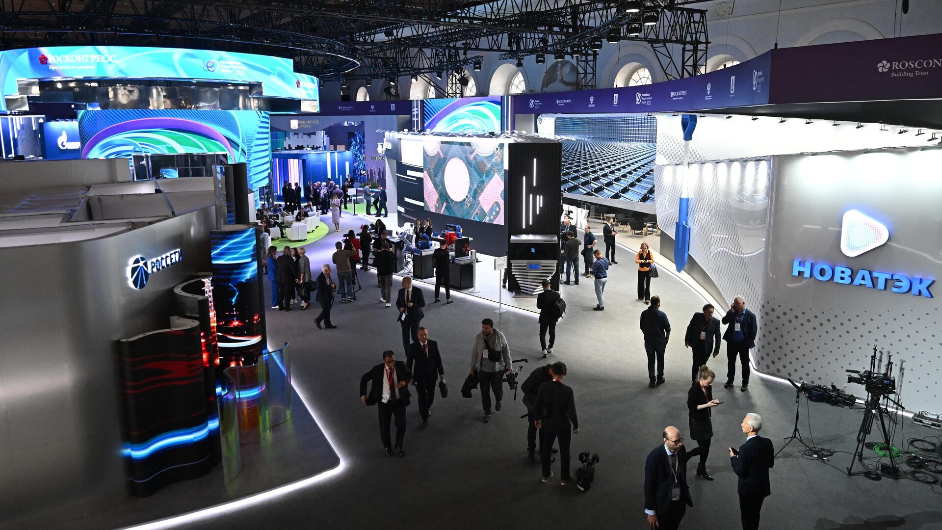 Участники Международного форума Российская энергетическая неделя в Центральном выставочном зале Манеж в Москве