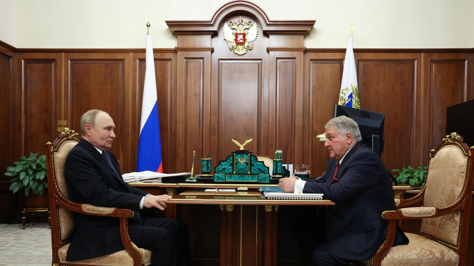 Президент Владимир Путин и глава Курчатовского института Михаил Ковальчук во время встречи