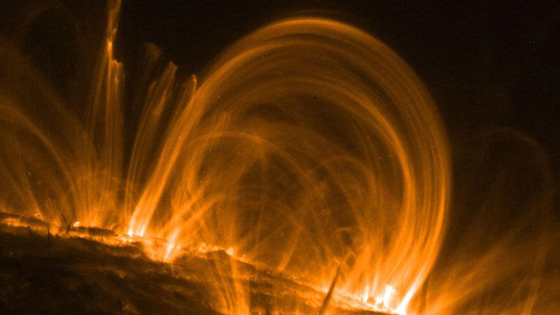 Корональные дуги над поверхностью Солнца