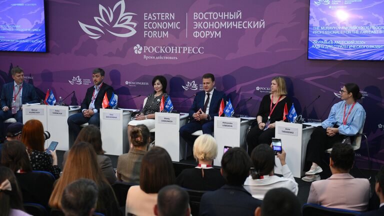 Министр РФ по развитию Дальнего Востока и Арктики Алексей Чекунков во время сессии «Муравьев-Амурский 2030: Кадры для стратегического развития Дальнего Востока на ВЭФ-2024» class=