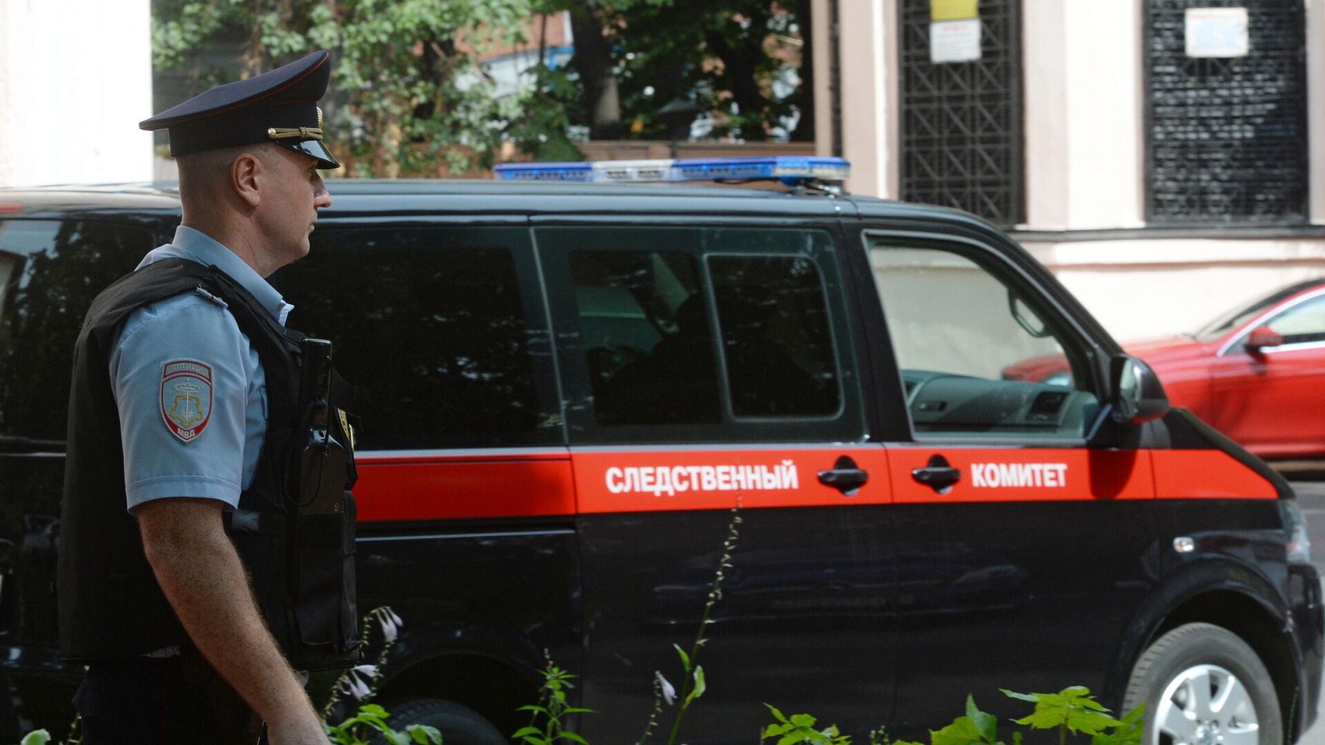 Сотрудник правоохранительных органов у здания Главного следственного управления Следственного комитета России по г. Москве