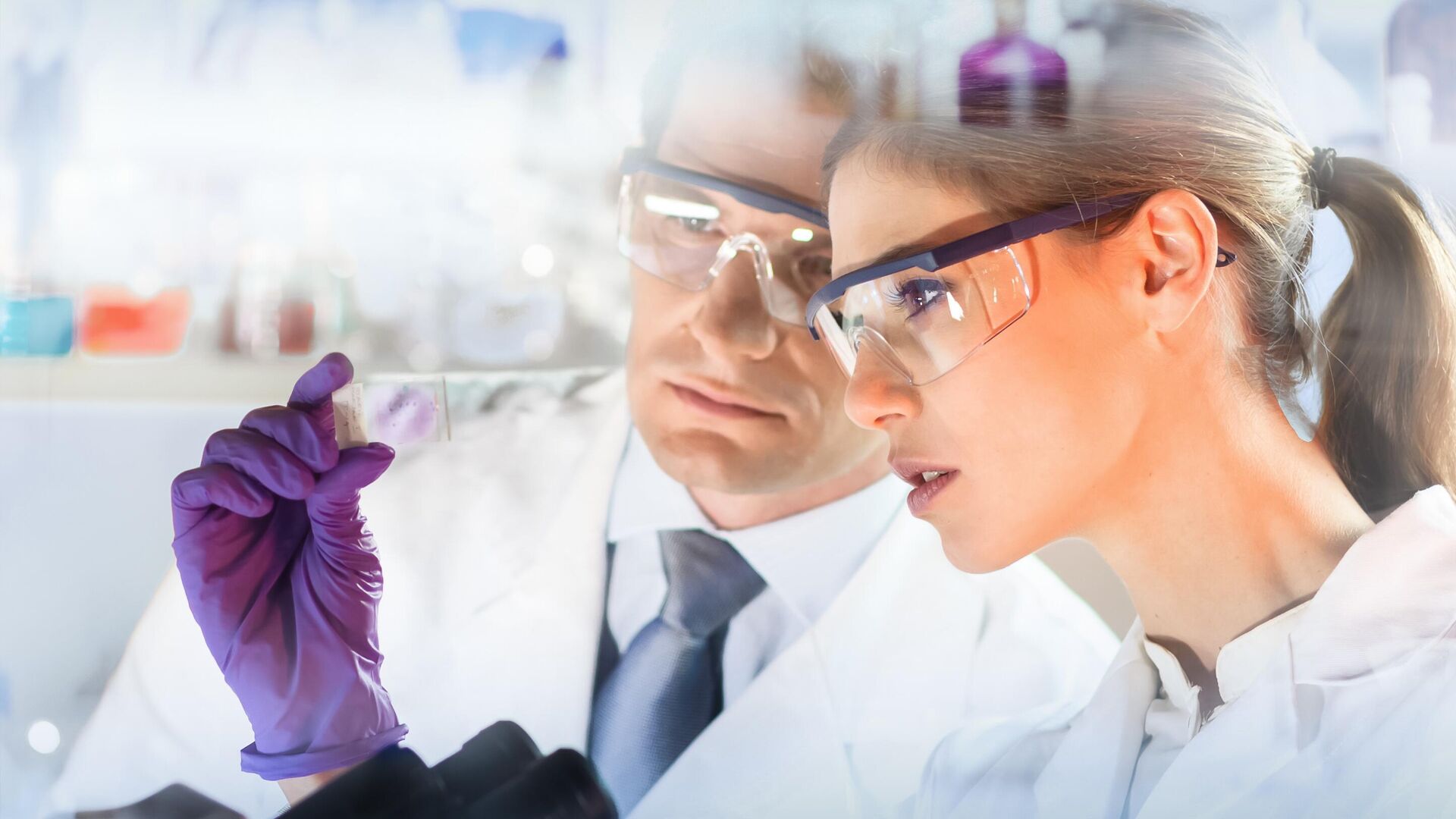 Ученые, работающие в лаборатории