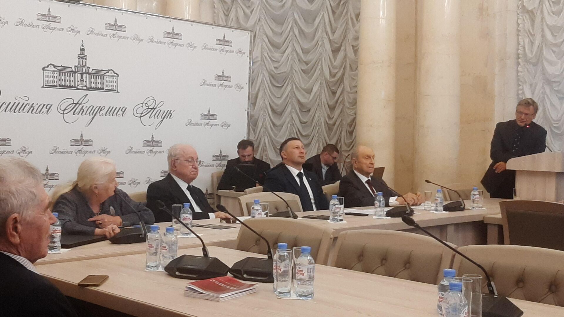 Академик Константин Анохин на конференции