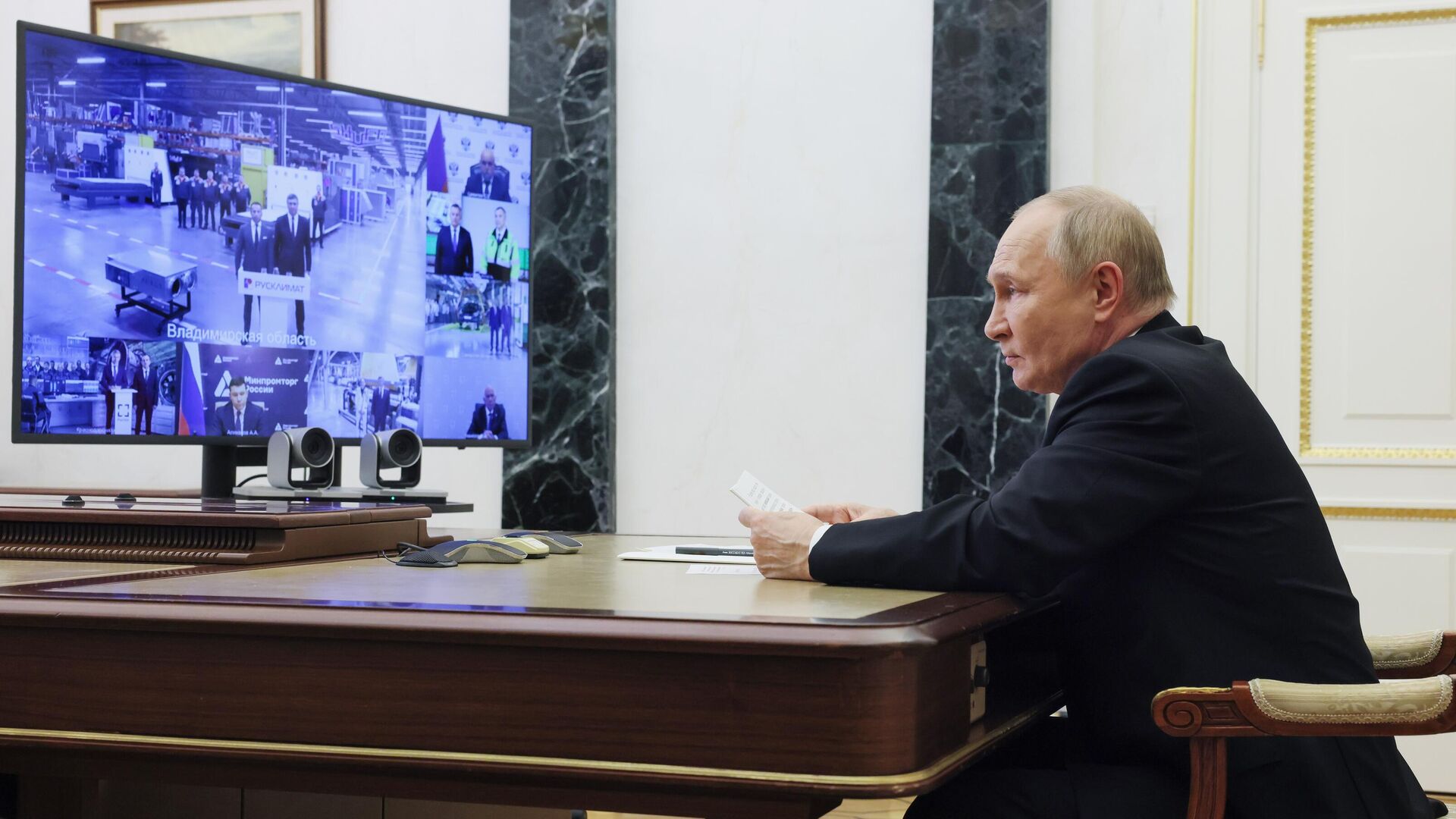 Президент России Владимир Путин слушает по видеосвязи доклады об успешно реализованных инвестиционных проектах в промышленной сфере