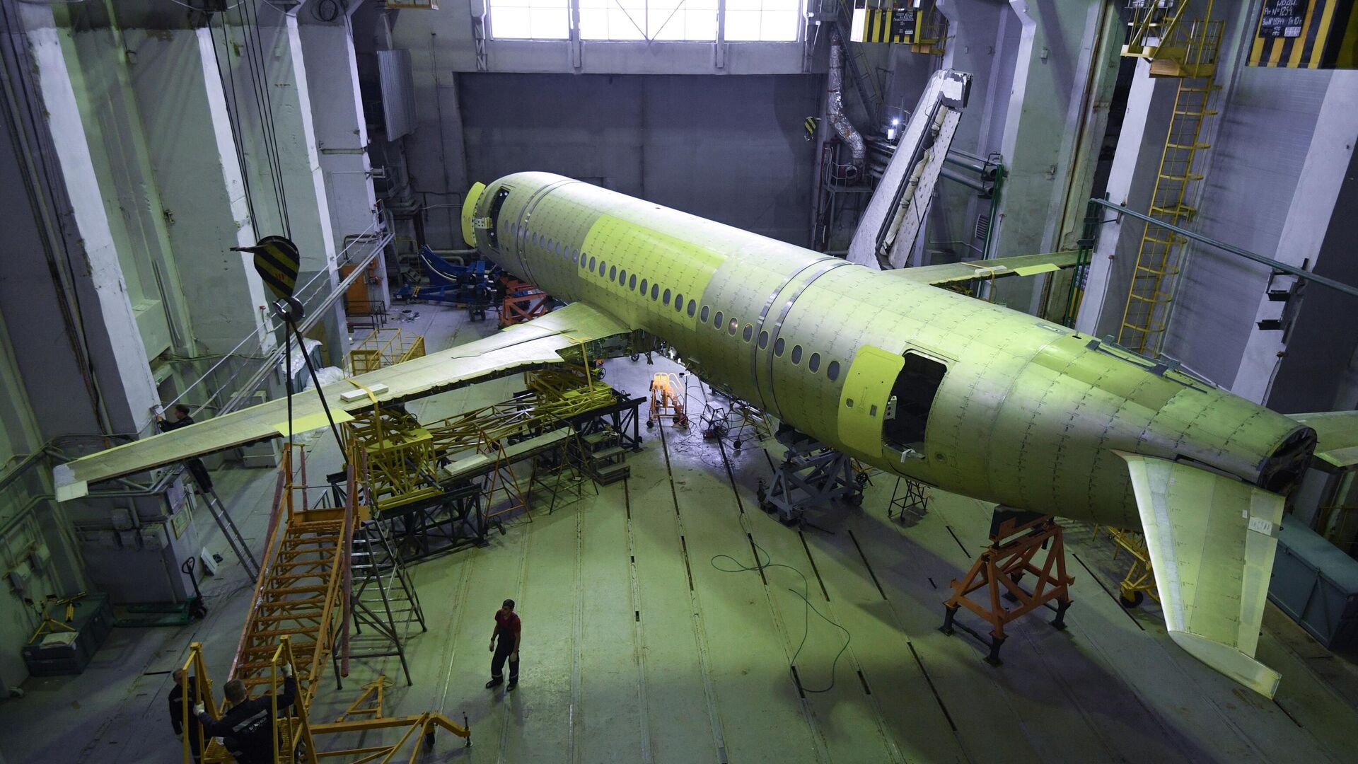 Монтаж стенда для испытаний планера импортозамещенной версии самолета Superjet-100 (SSJ-NEW) в СибНИА