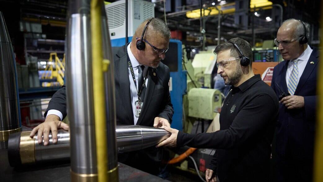 Владимир Зеленский во время визита на завод по производству боеприпасов