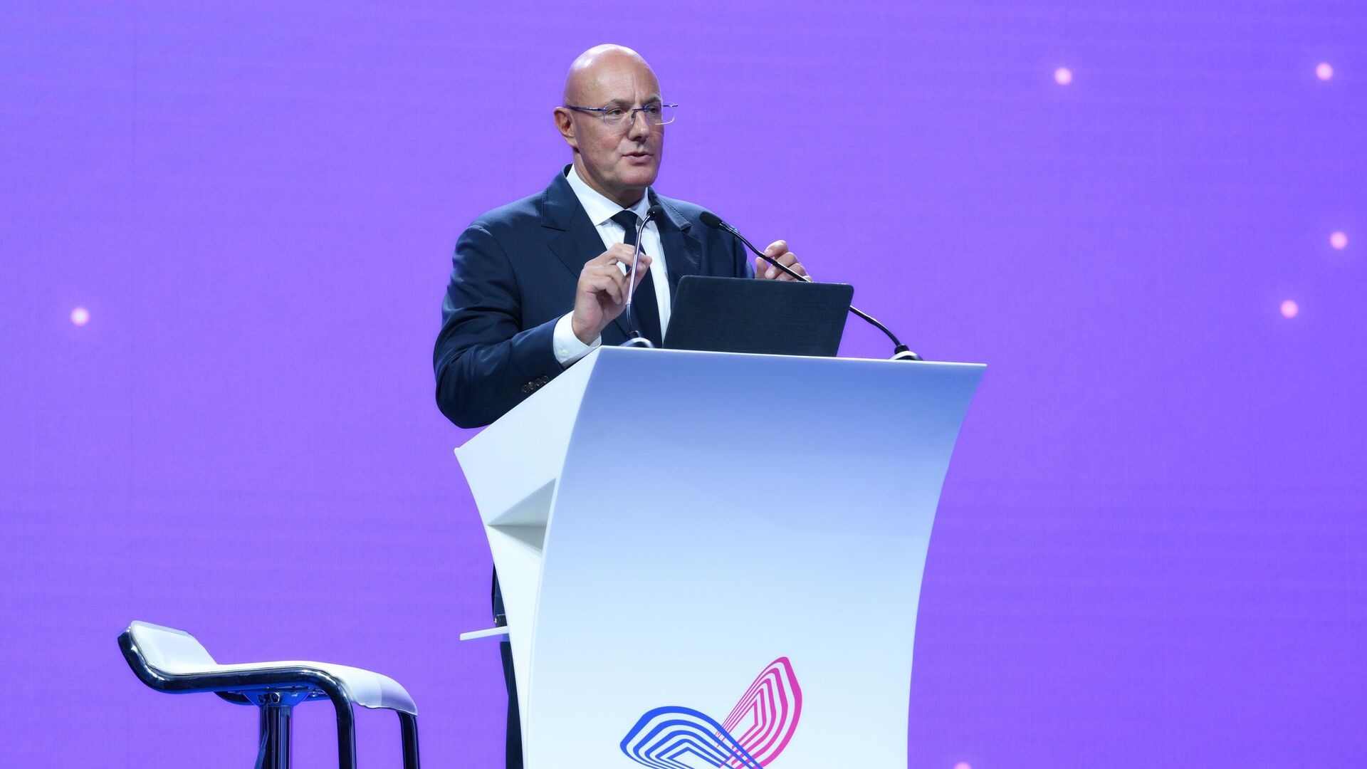 Заместитель председателя правительства Российской Федерации Дмитрий Чернышенко выступает на XI Международном форуме «Технопром-2024» в Новосибирске