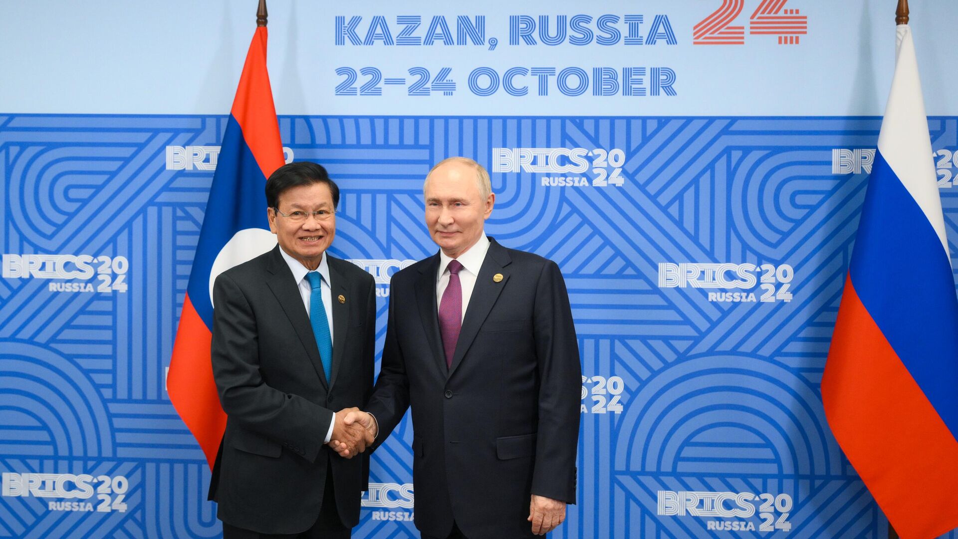 Президент России Владимир Путин и Президент Лаоса Тхонглун Сисулит во время встречи в рамках XVI саммита БРИКС в Казани