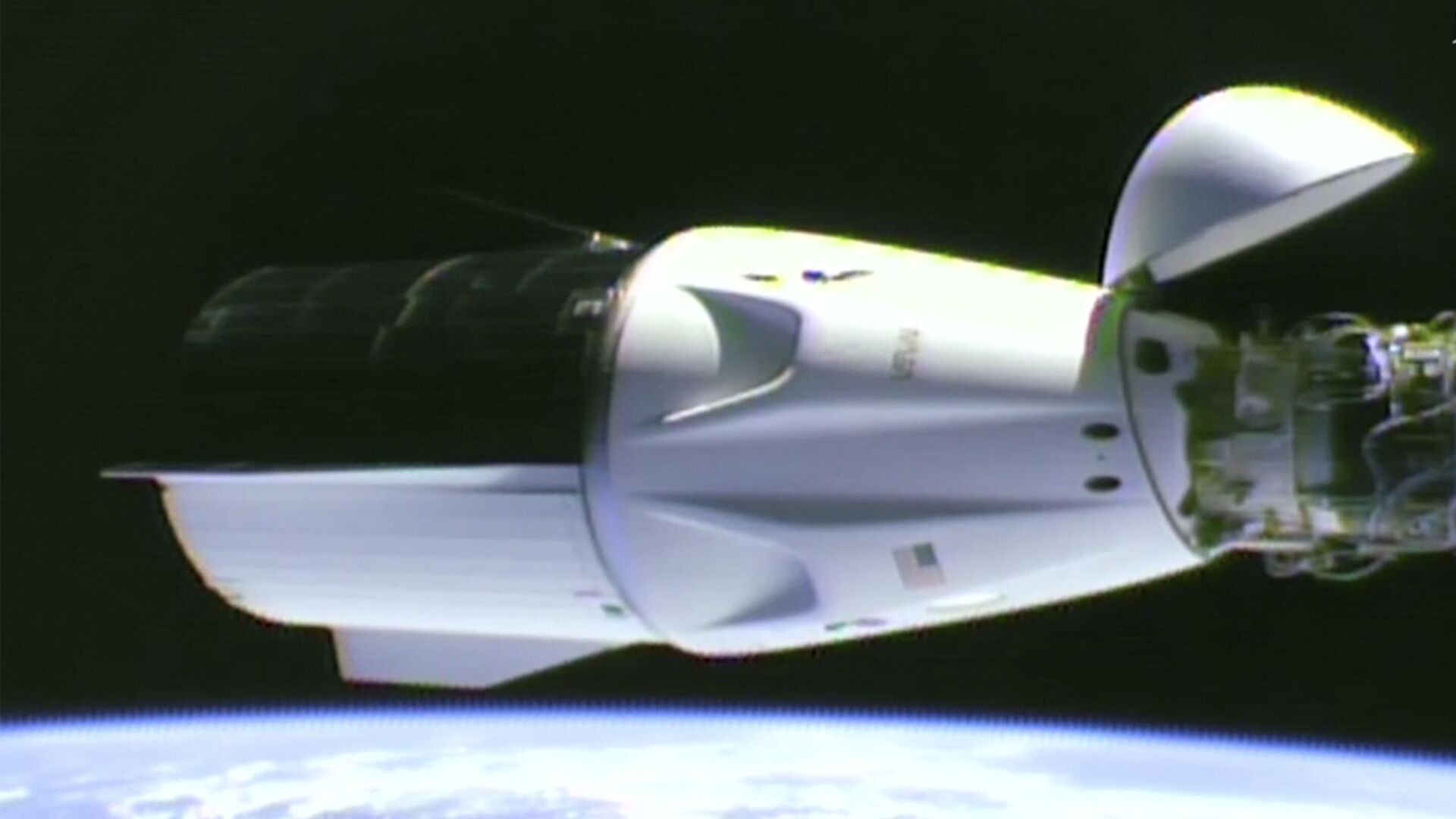 Космический корабль Crew Dragon стыкуется с Международной космической станцией. 30 сентября 2024 г.