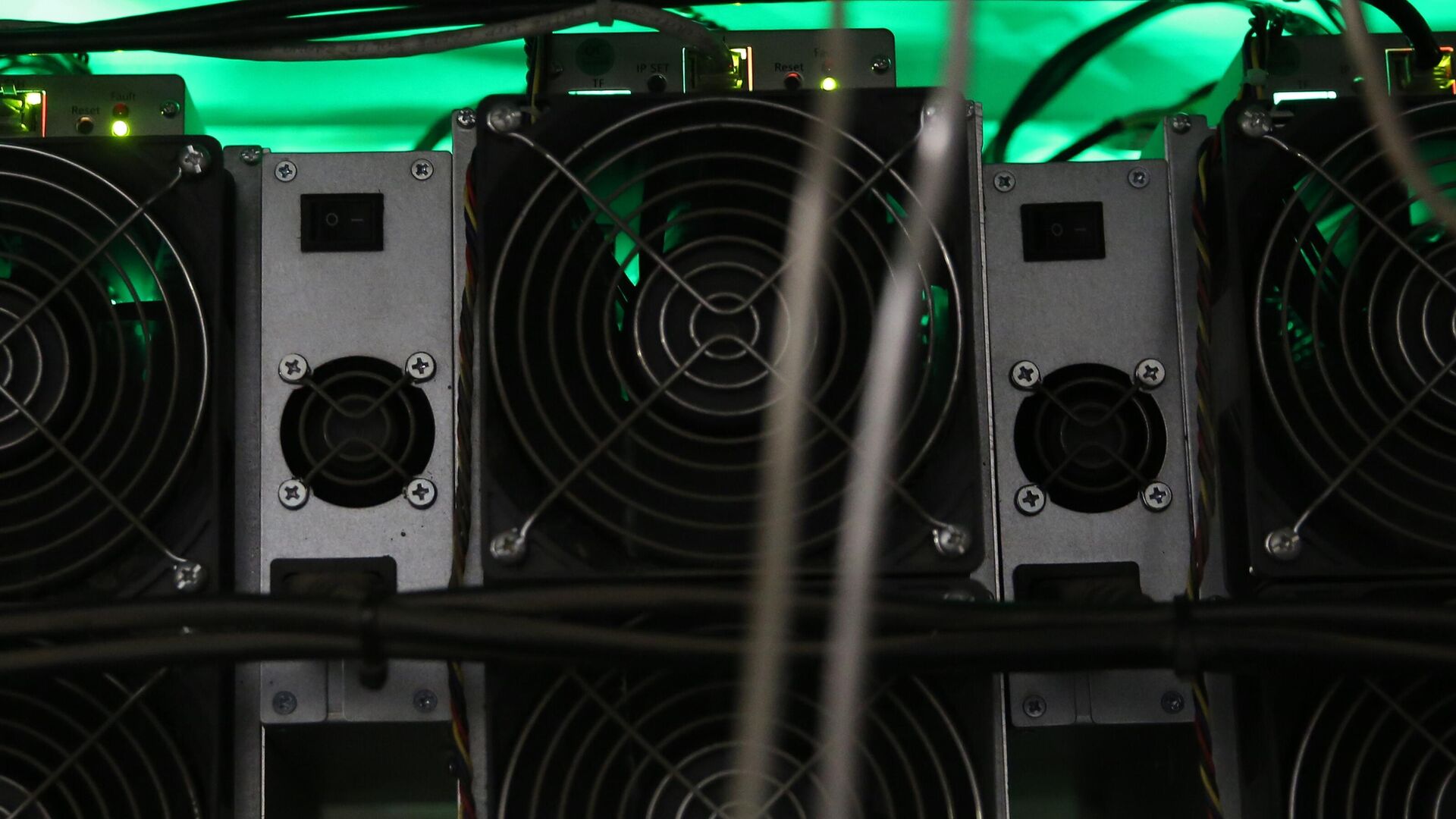 Стойка с ASIC-ами на одной из майнинговых ферм в Иркутской области