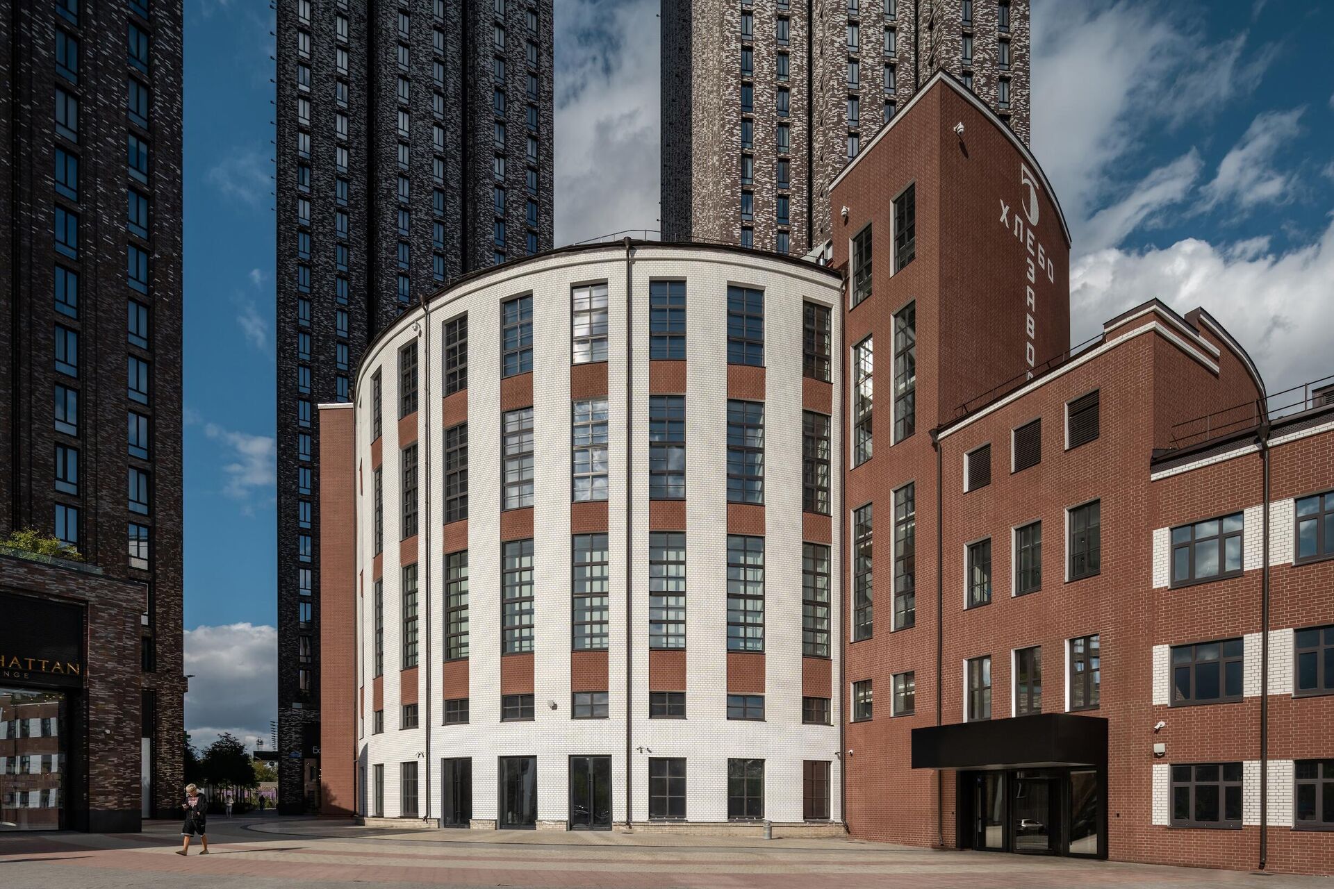 Фасадные здания центра Зотова