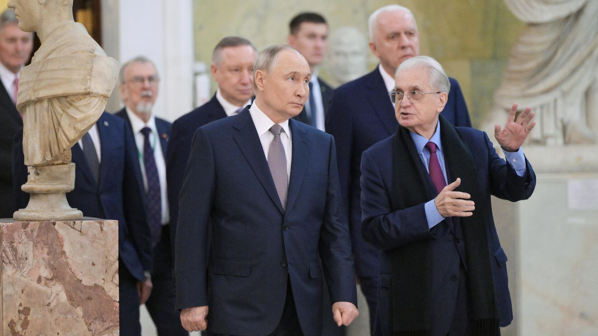 Президент России Владимир Путин посещает Государственный Эрмитаж в сопровождении генерального директора музея Михаила Пиотровского