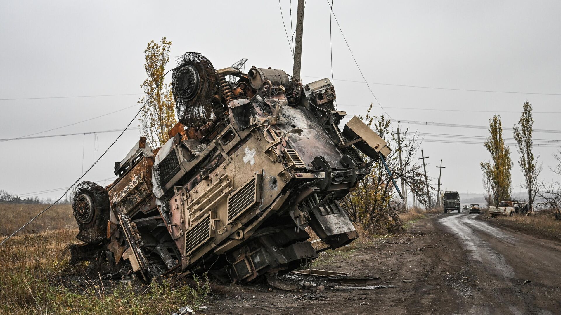 Уничтоженный американский бронетранспортер MaxxPro на въезде в Селидово