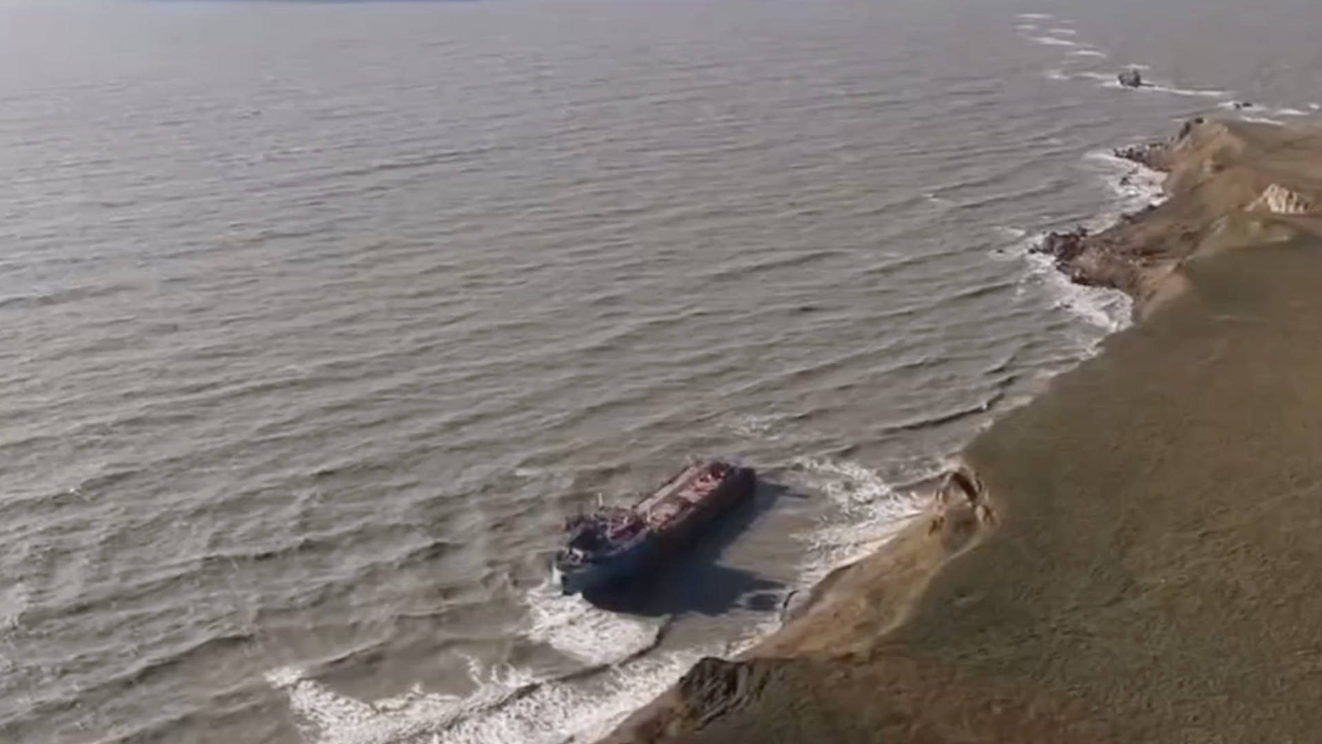 Крушение танкера с мазутом в Керченском проливе. Кадр видео