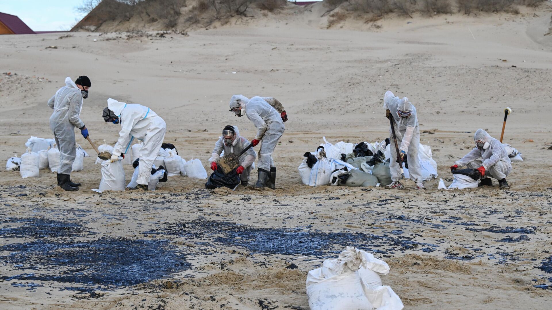 Волонтеры собирают мазут на пляже