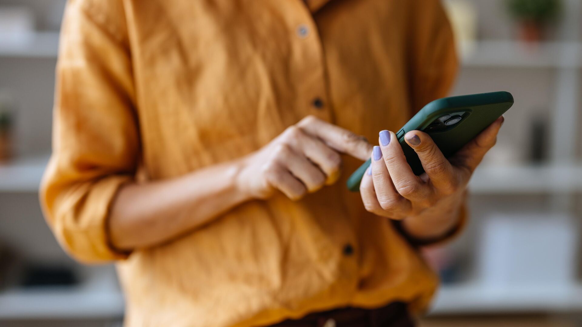 Девушка использует смартфон