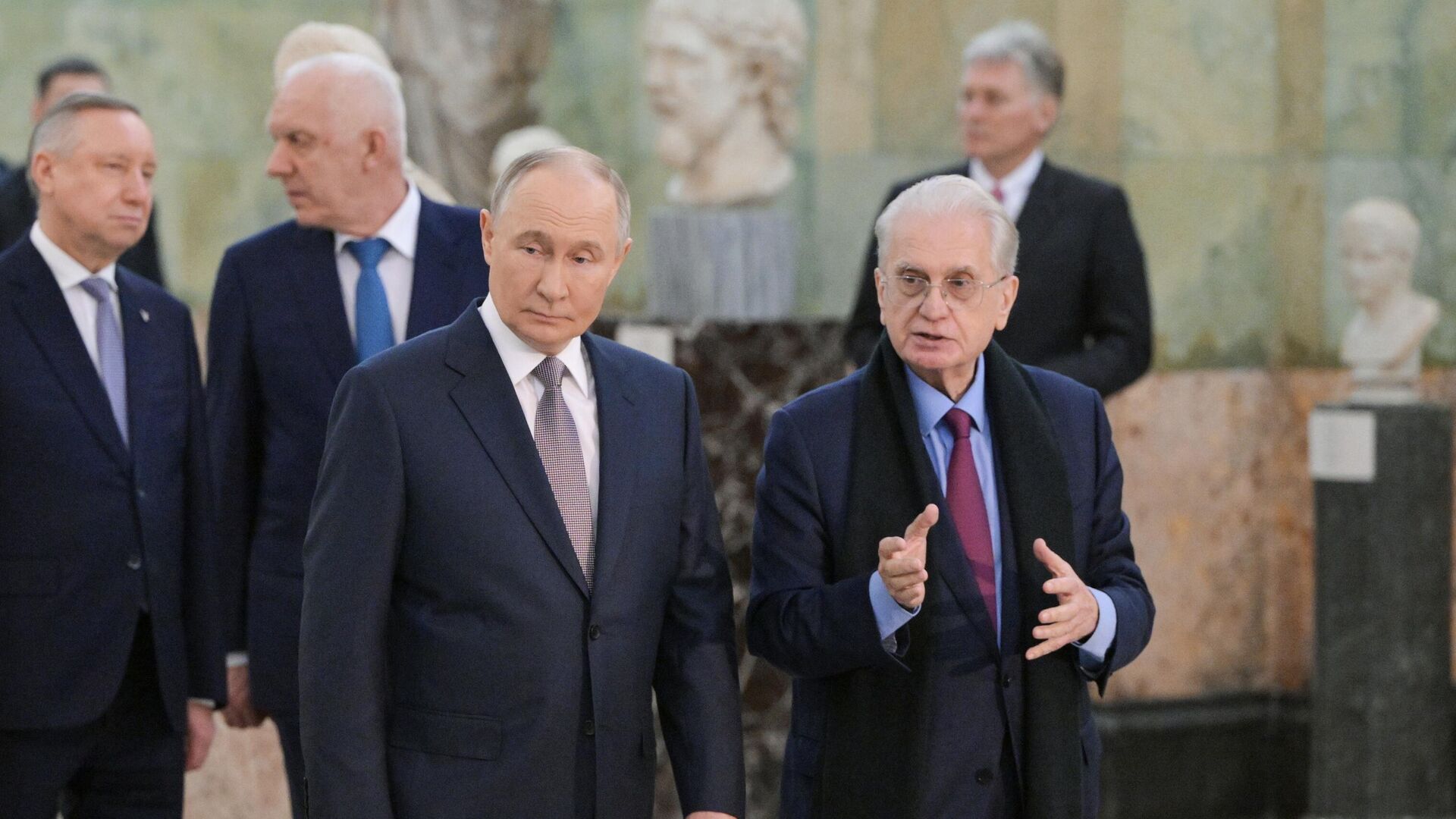 Президент России Владимир Путин посещает Государственный Эрмитаж в сопровождении генерального директора музея Михаила Пиотровского. 24 декабря 2024 г.