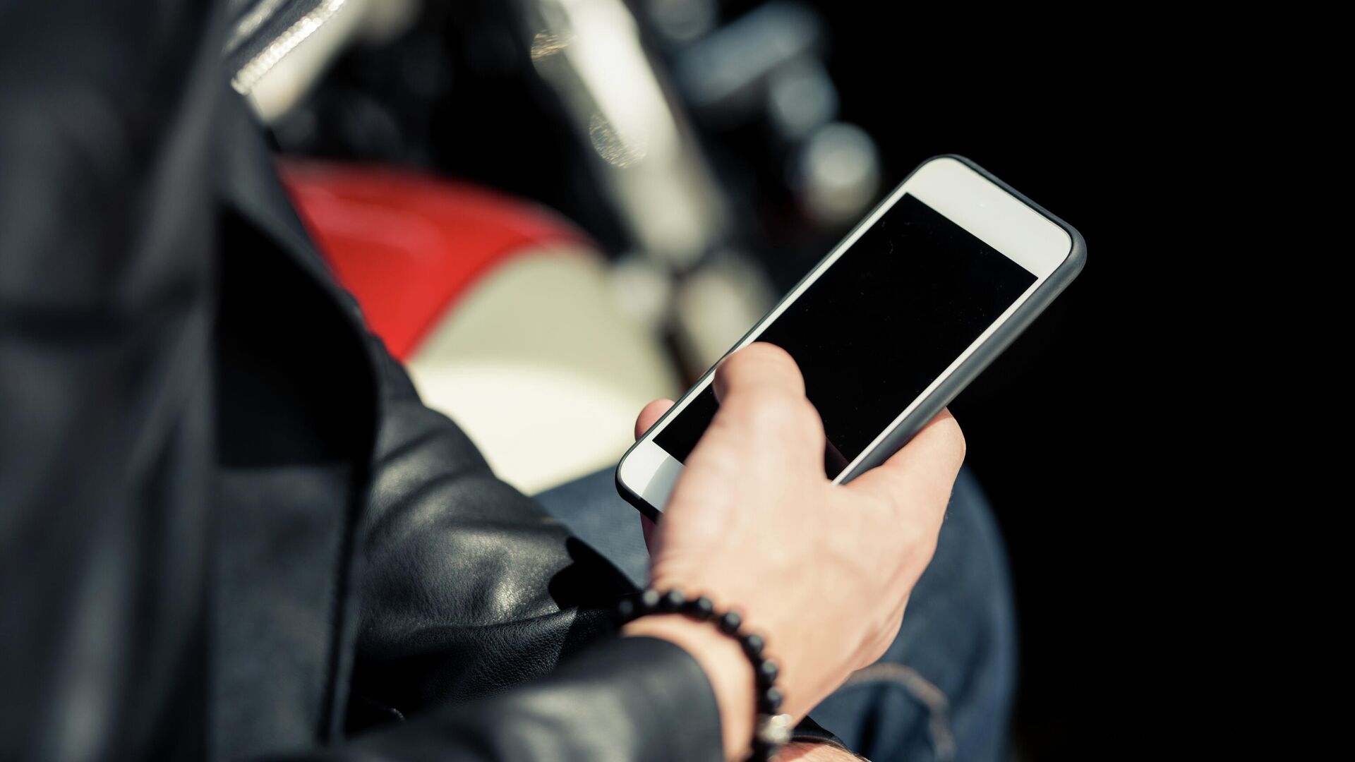 Человек со смартфоном