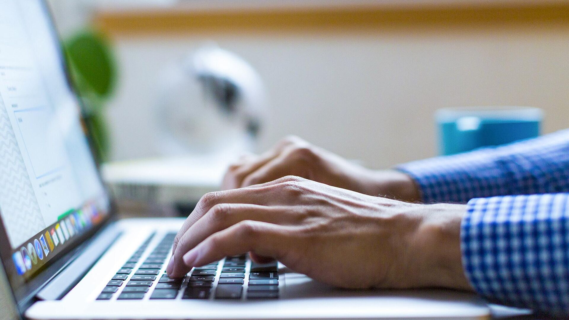 Человек работает за компьютером