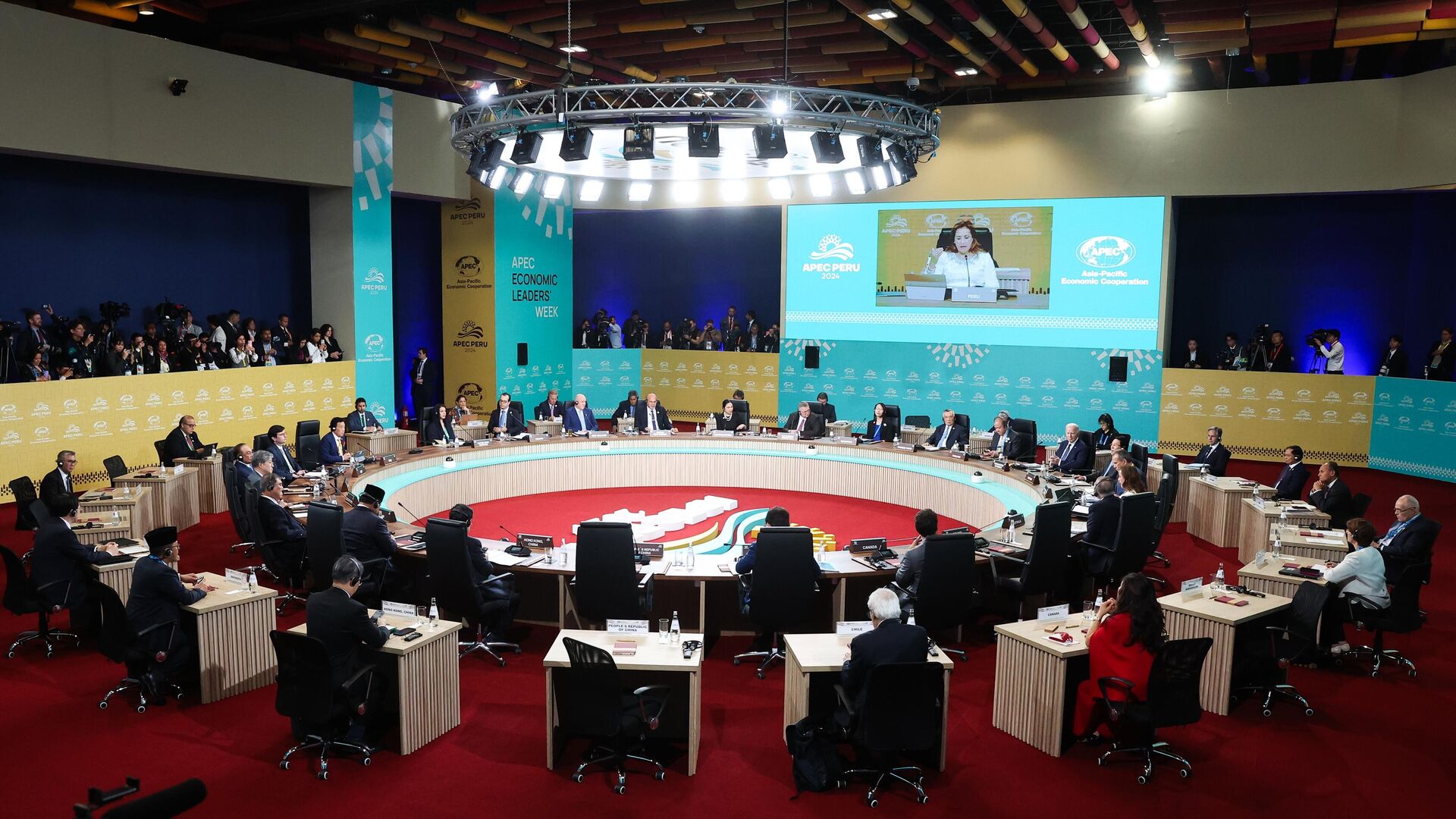 Участники 31-го саммита и форума Азиатско-Тихоокеанского экономического сотрудничества в конференц-центре Лимы