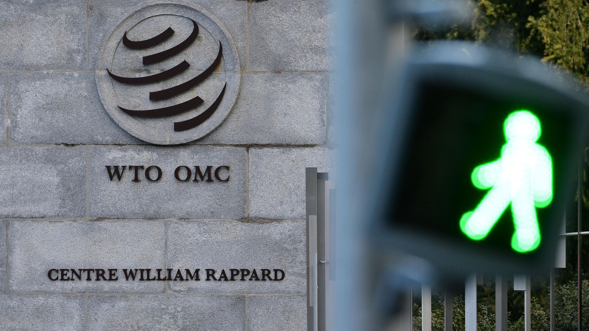 Эмблема Всемирной торговой организации (ВТО) возле штаб-квартиры организации в Женеве