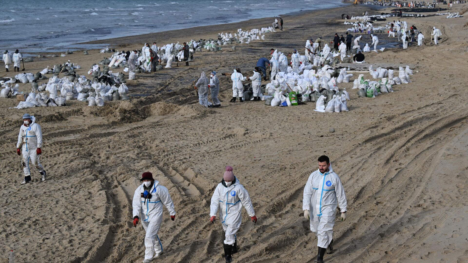 Волонтеры собирают мазут на берегу Анапы