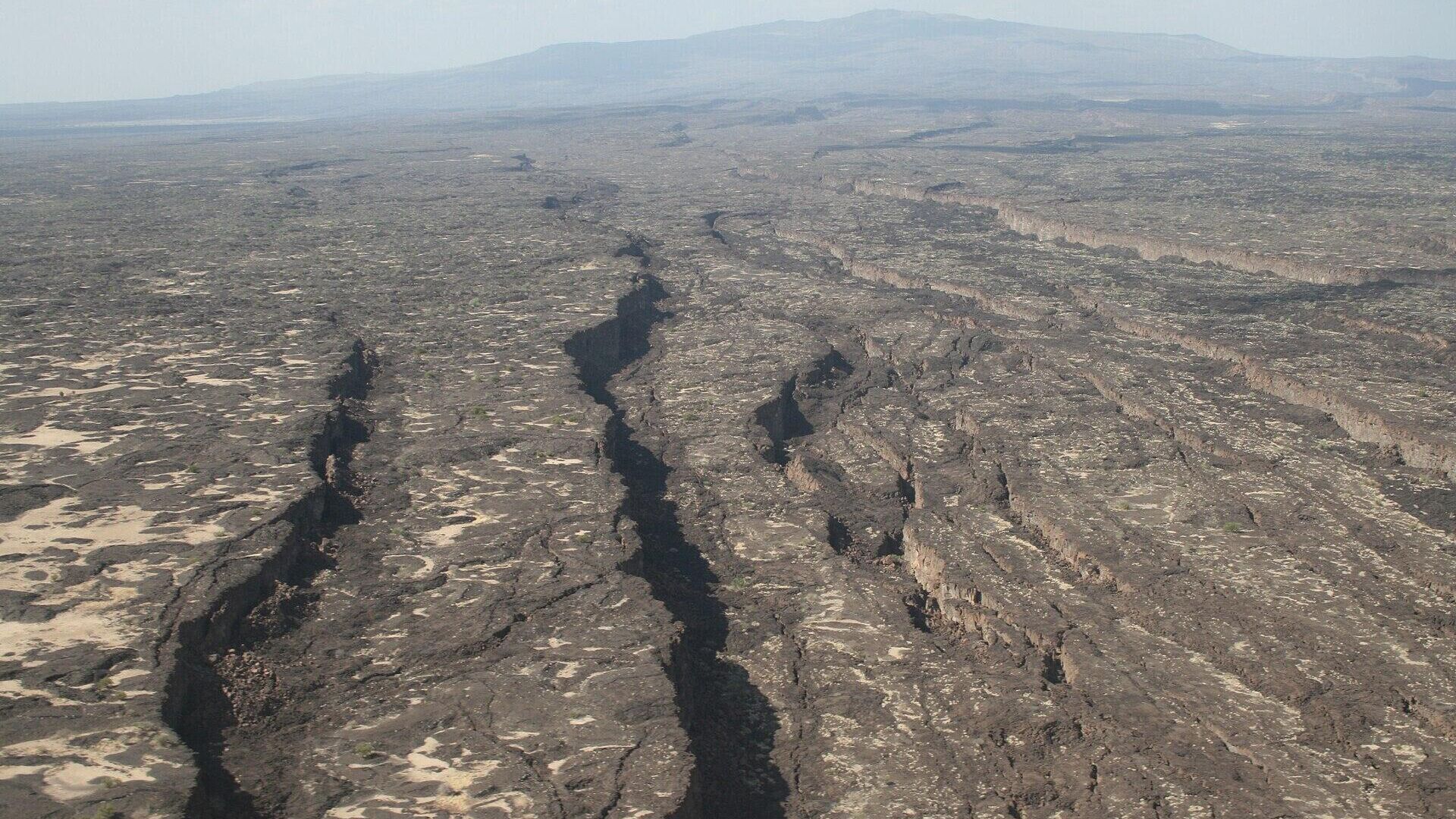 Разлом, образованный извержением вулкана Даббаху. Афар, Эфиопия