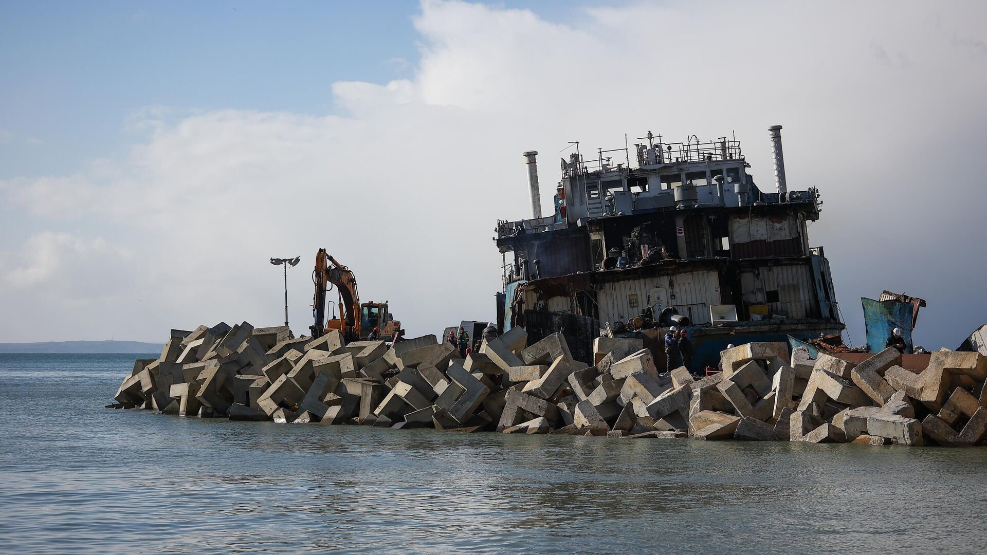 Утилизация севшего на мель танкера