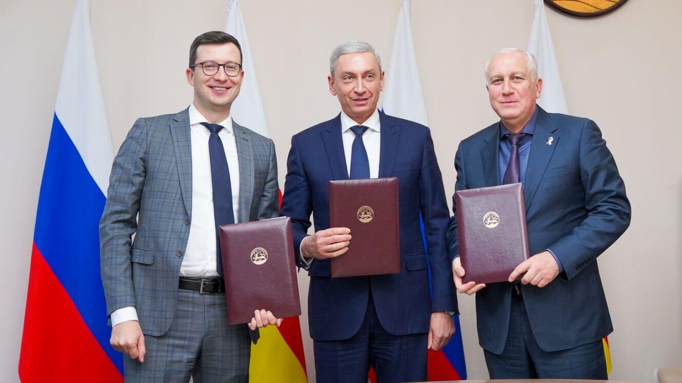 Вячеслав Мильдзихов (справа)