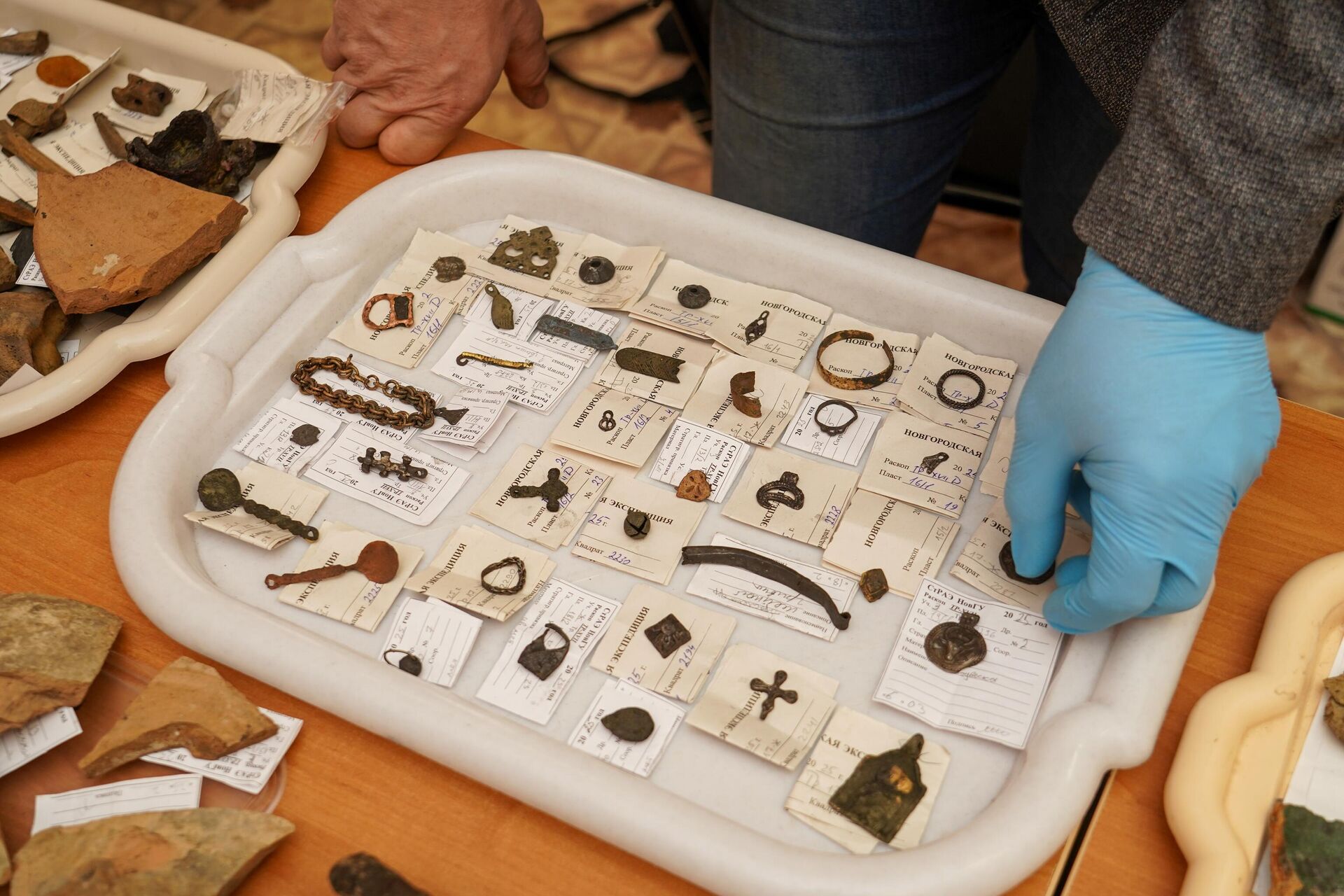 Артефакты, обнаруженные археологами на Троицком раскопе в Великом Новгороде