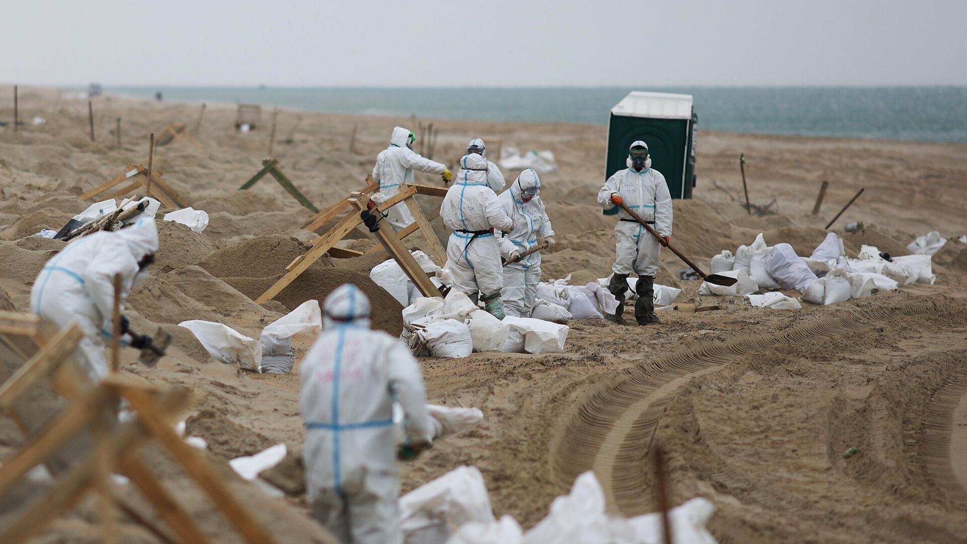 Волонтерский лагерь ликвидирует последствия разлива мазута в Черном море на Бугазской косе в Анапе