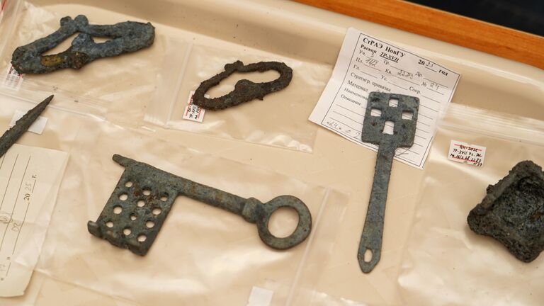 Артефакты, обнаруженные археологами на Троицком раскопе в Великом Новгороде