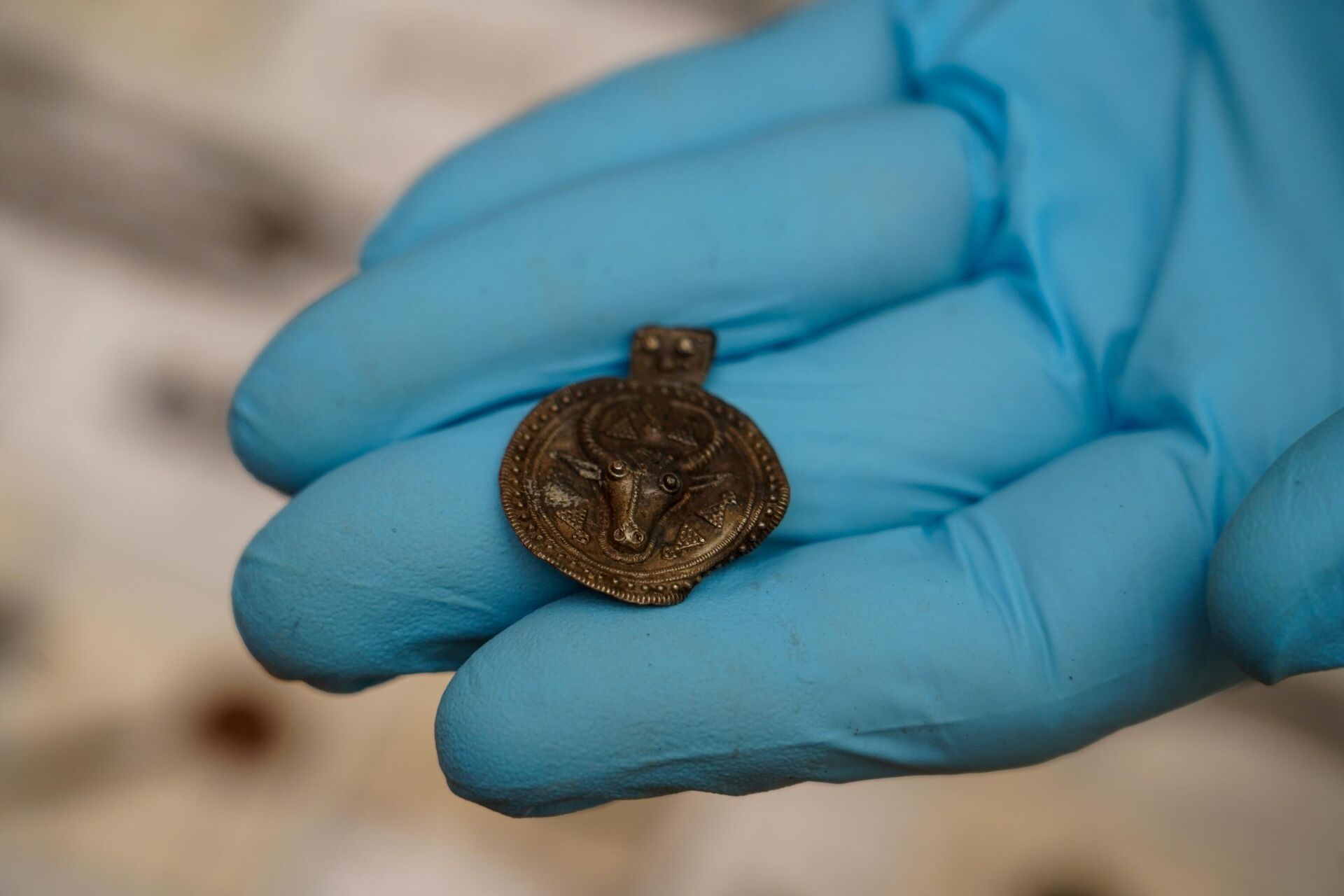 Металлическая подвеска с изображением головы быка