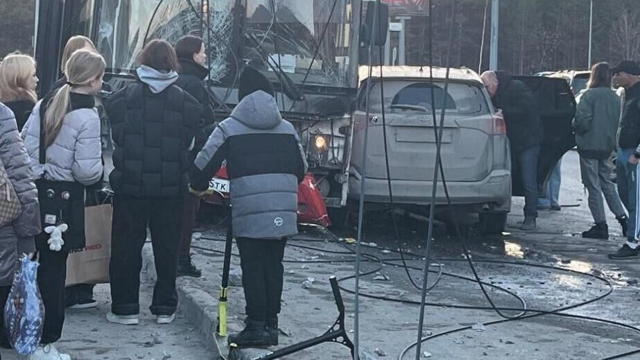 Место ДТП с участием пассажирского автобуса на улице Докучаева в Перми