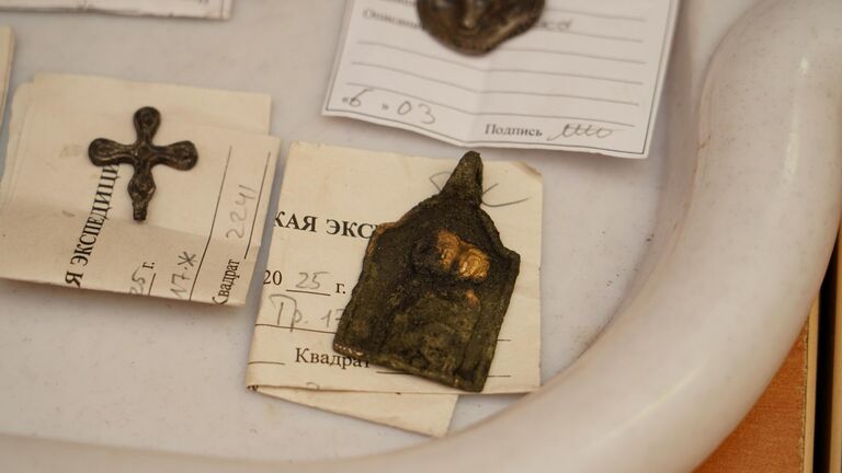 Артефакты, обнаруженные археологами на Троицком раскопе в Великом Новгороде