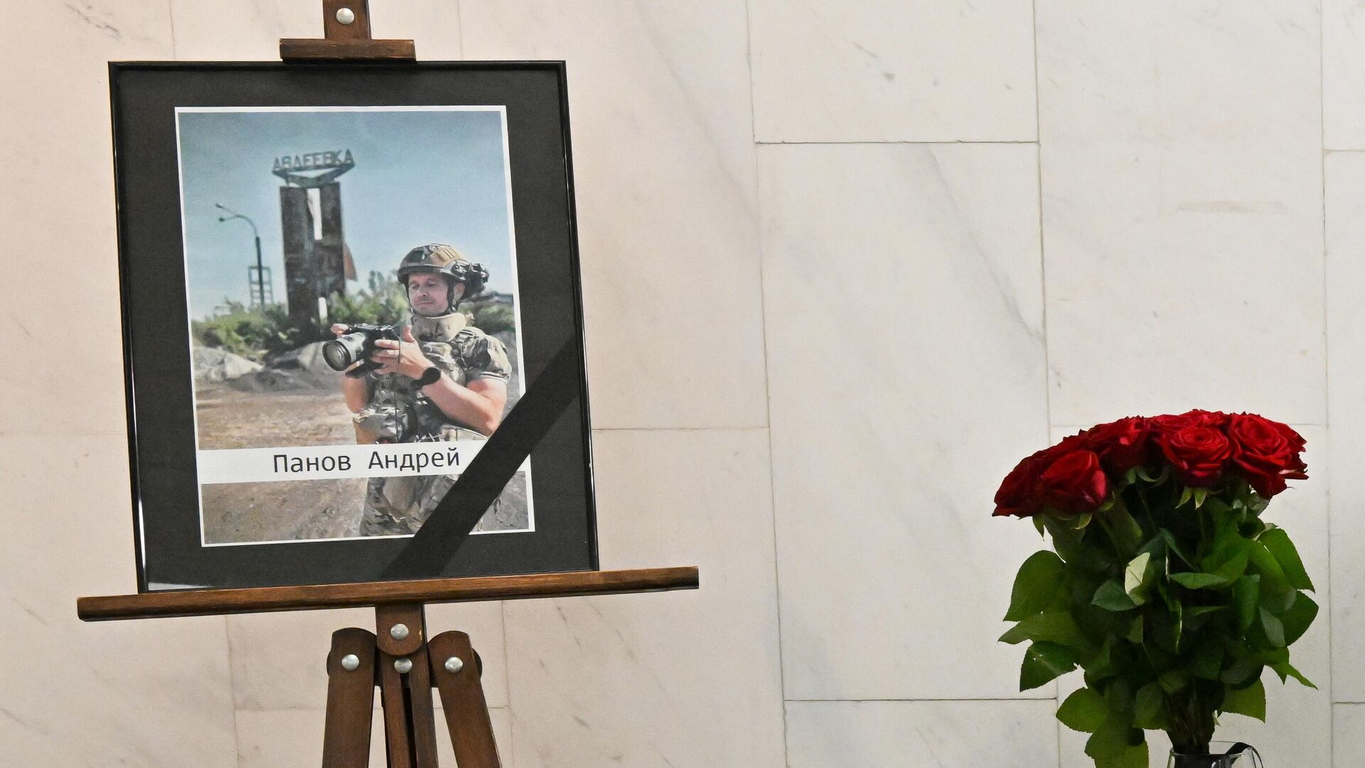 Портрет оператора Андрея Панова в здании телеканала Звезда в Москве