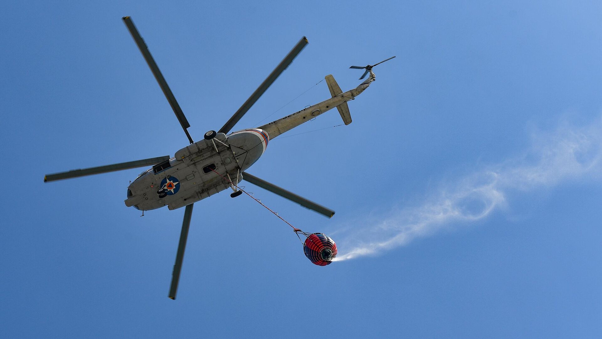 Вертолет противопожарной службы МЧС РФ тушит природный пожар