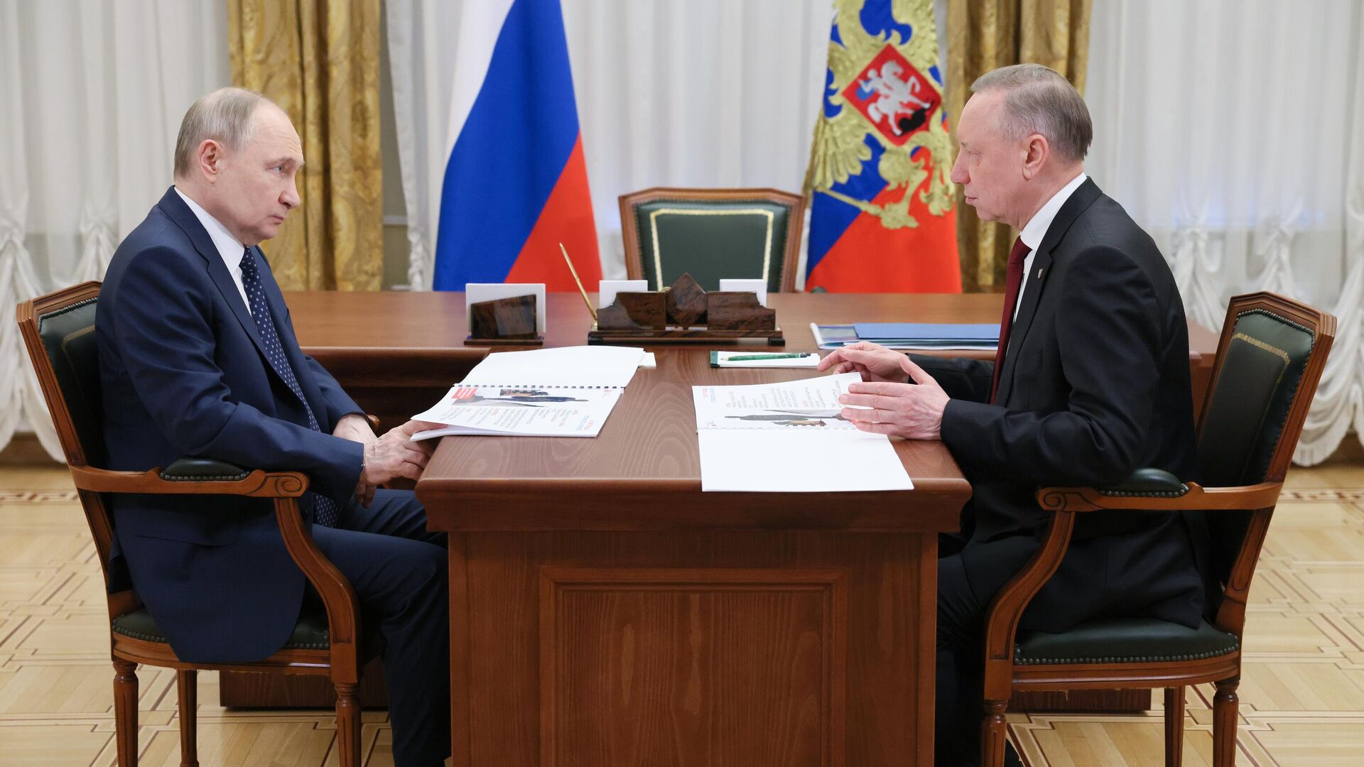 Президент РФ Владимир Путин и губернатор Санкт-Петербурга Александр Беглов во время встречи