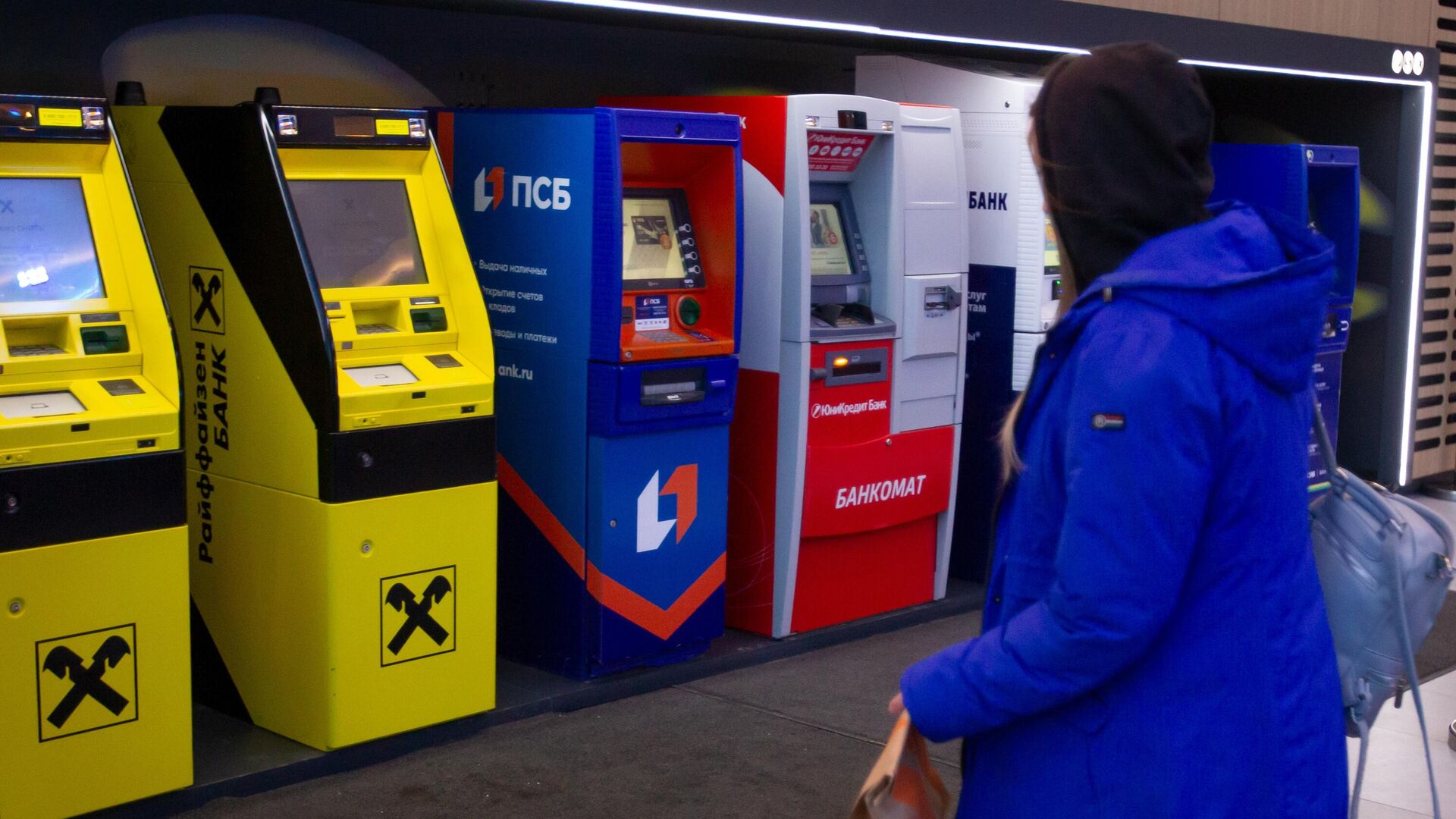 Посетитель у банкоматов