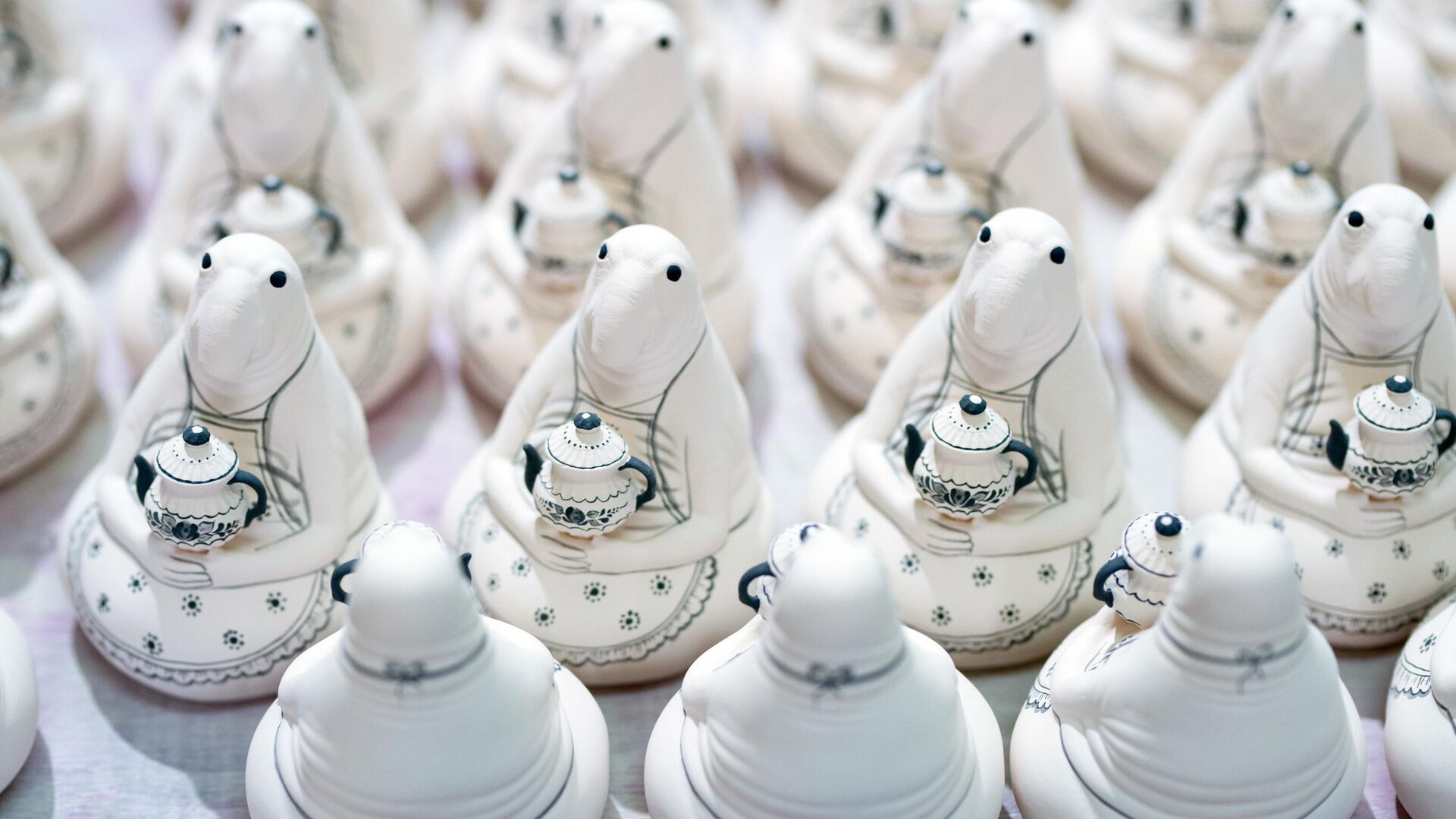 Расписанные изделия интернет-мема Ждуна перед глазурованием в цехе Гжельского фарфорового завода Объединение Гжель