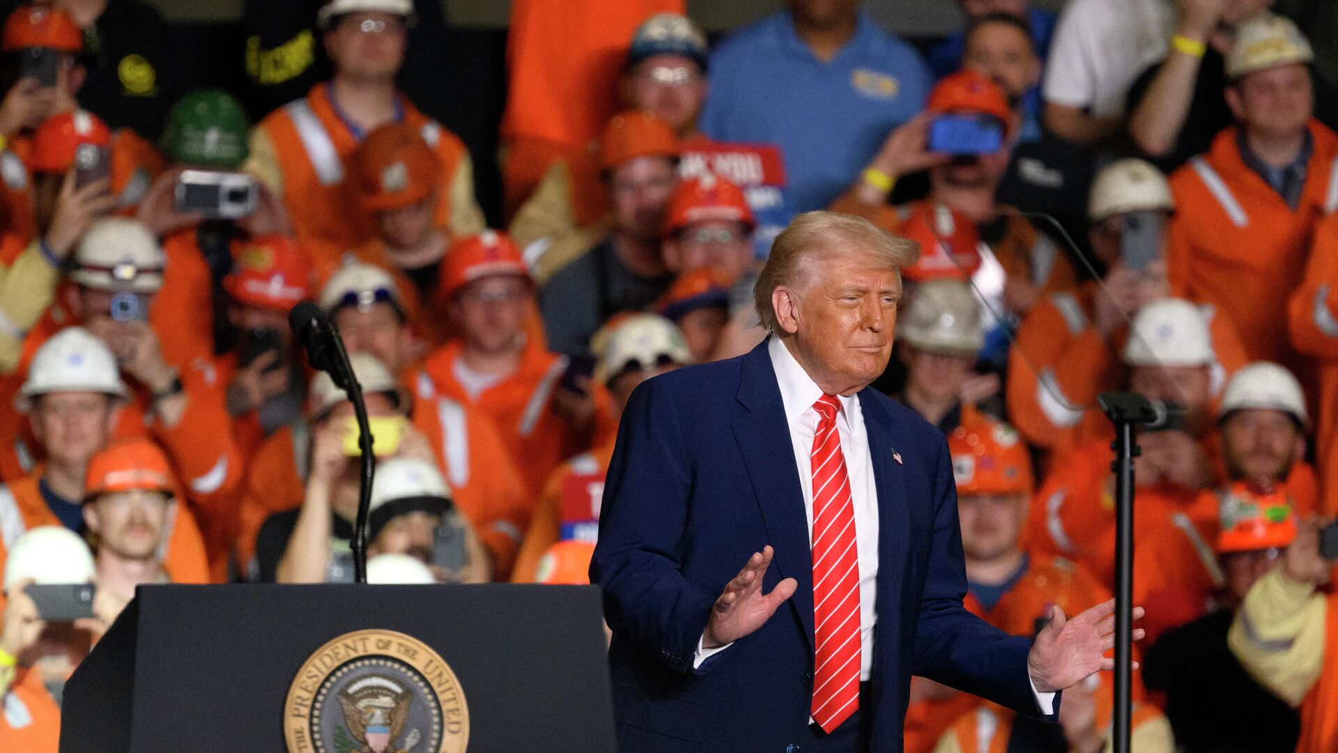 Президент США Дональд Трамп выступает на заводе компании US Steel. 30 мая 2025