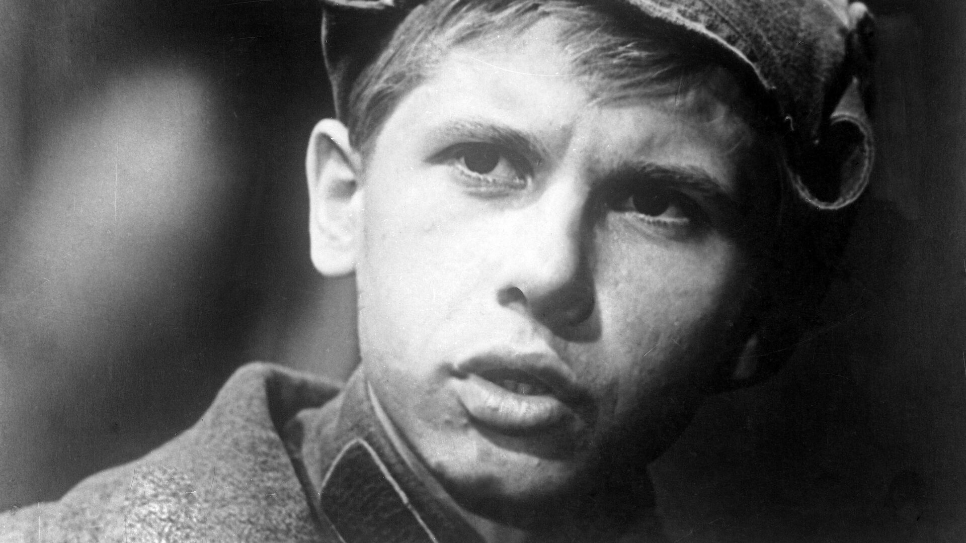 Алексей Крыченков в роли Леньки в фильме Бей, барабан