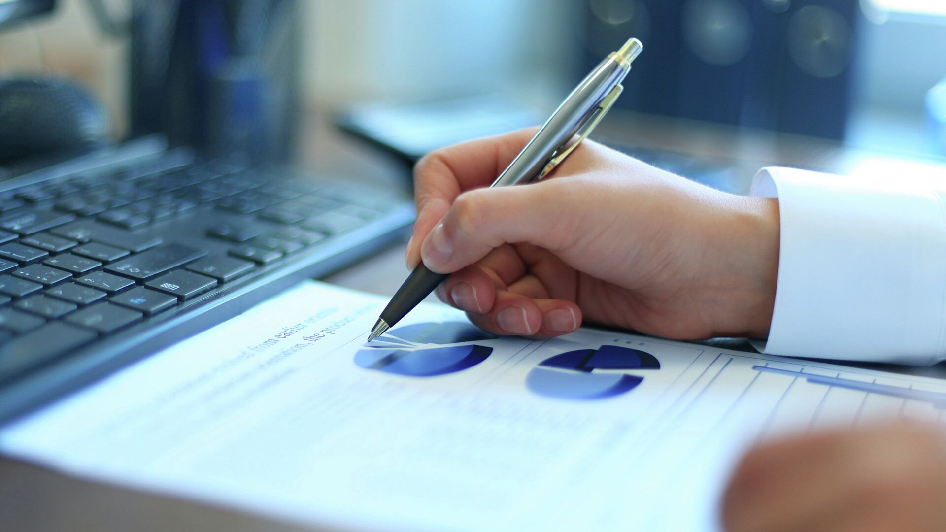 Девушка работает с графиками