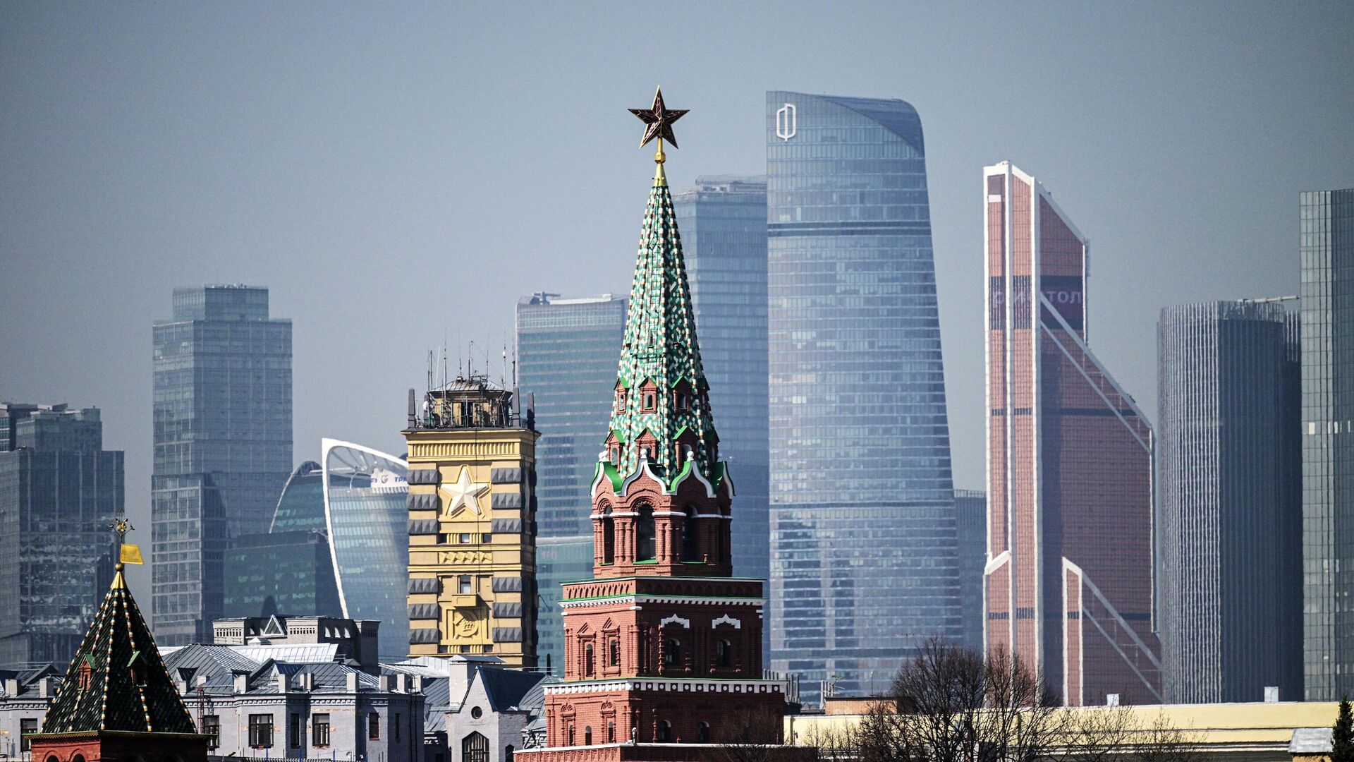 Кремль и международный деловой центр Москва-Сити