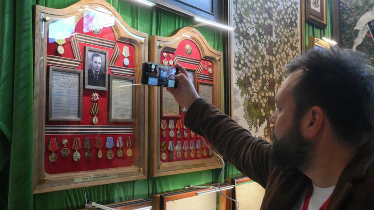 Наградной лист и награды Владимира Спиридоновича Путина, отца президента России Владимира Путина на ПМЭФ-2025